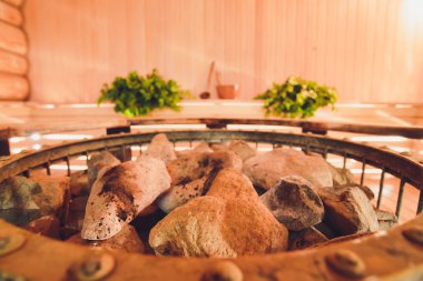 İç Rus banyo ve banyo aksesuarları parçası. Rus Banyosu günlük duvarlarının arka plan üzerinde banyo aksesuarları.