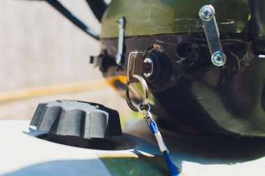 dört bisiklet Motosiklet ateşleme anahtarı anahtarı. Motorsikleti başlatıyor. Kırmızı scooter parçası.