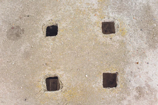집안에 배관 튜 우 브 를 설치하기 위하여 구멍을 뚫어서 시멘트 벽의 갈라진 구멍들. — 스톡 사진