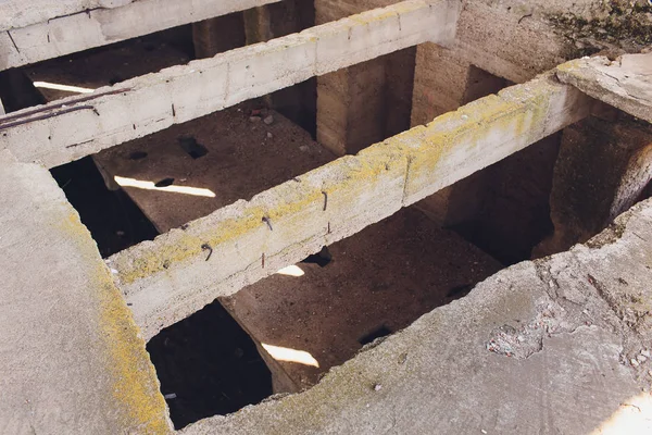 Sisli bir sis içinde yıkılmış büyük beton bina. Gri beton yığınları ve bina yapısının enkaz çerçeve kalıntıları. Arka plan. — Stok fotoğraf