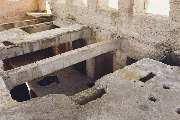 Zničená Velká betonová budova v mlhavém oparu. Zbytky z rámu šedých betonových hromádek a zbytků stavebních konstrukcí. Pozadí. — Stock fotografie