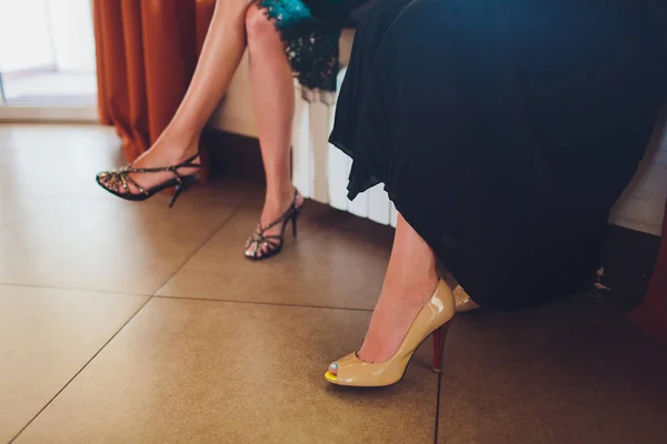 Primer plano de piernas femeninas elegantes alejándose . — Foto de Stock