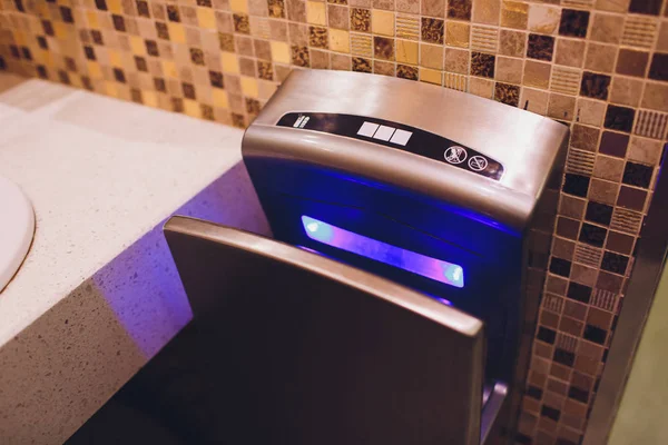 Modern dikey el kurutma makinesi umumi Wc. — Stok fotoğraf