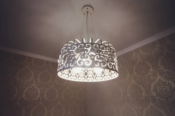 Primo piano di un bellissimo lampadario di cristallo Bellissimo lampadario. lampadario di lusso costoso appeso sotto il soffitto . — Foto Stock