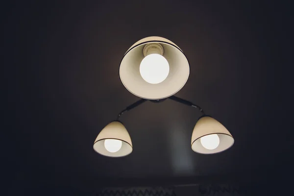 Primo piano di un bellissimo lampadario di cristallo Bellissimo lampadario. lampadario di lusso costoso appeso sotto il soffitto . — Foto Stock