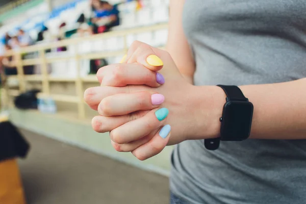 Manos de mujer. Dedos y uñas multicolores, manicura. Hermosas manos femeninas. Clavos largos multicolores . — Foto de Stock