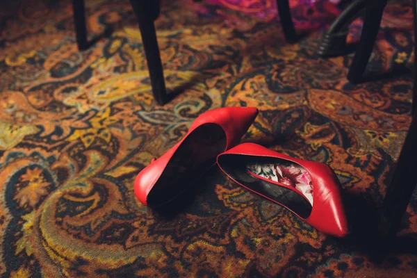 Par de zapatos femeninos rojos en el suelo . — Foto de Stock