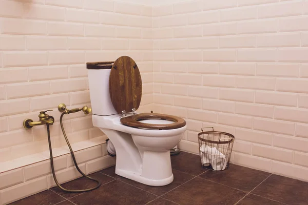 Wit toilet in modern huis, witte kom in de schoonmaakruimte, spoelvloeistof, eigen toilet in moderne kamer, interieur apparatuur en moderne toiletten, schoonmaak. — Stockfoto