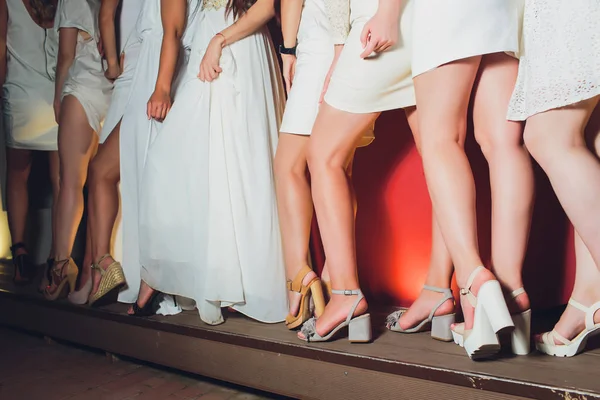 Primo piano di eleganti gambe femminili che si allontanano . — Foto Stock