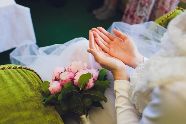 Свадебный обряд мусульман. Жених и невеста сидят на полу в Моксуе. Мусульманские свадебные молитвы. Ника . — стоковое фото