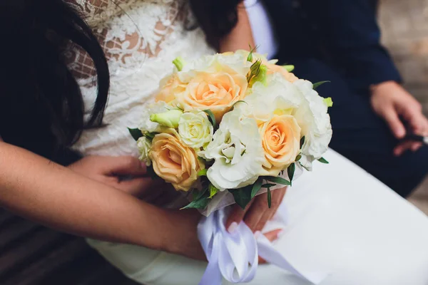Close-up de noivos mão segurando noivas wirst concurso . — Fotografia de Stock