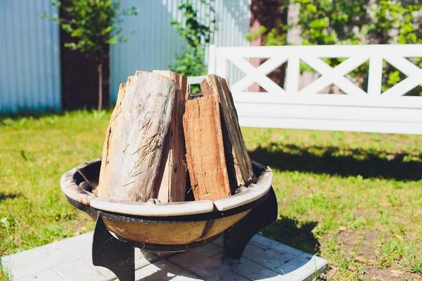 Zbliżenie, ryk ognia z niewyraźne płomieni z drewna kłody w kamiennym firepit. — Zdjęcie stockowe