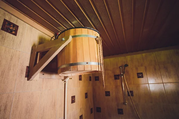 Parte del interior de los accesorios de baño y baño rusos. Accesorios de baño en el fondo de las paredes de madera del baño ruso . —  Fotos de Stock