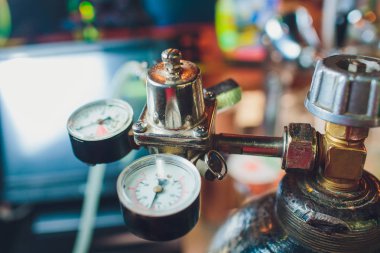 Arka arkaya bira musluklarını kapatın. Barlar ve mini bira fabrikaları için metalik ekipmanlar. Modern ekipman kavramı.