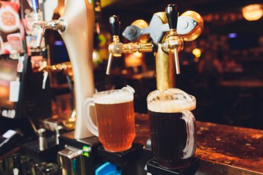 Arka arkaya bira musluklarını kapatın. Barlar ve mini bira fabrikaları için metalik ekipmanlar. Modern ekipman kavramı.