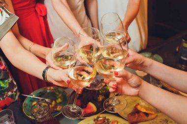 Kırmızı şarap sunulan tablo üzerinden tungur gözlüklü insan eli.