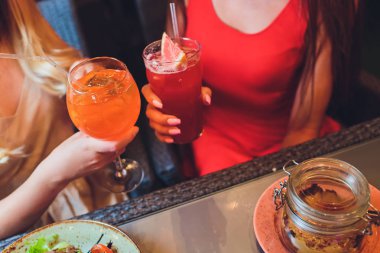 Kırmızı şarap sunulan tablo üzerinden tungur gözlüklü insan eli.