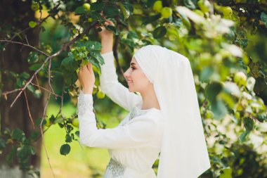 Güzel Orta Doğu Arap kız doğada mutlu zaman.