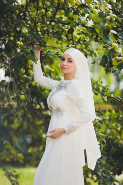 Güzel Orta Doğu Arap kız doğada mutlu zaman.