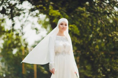 Güzel Orta Doğu Arap kız doğada mutlu zaman.