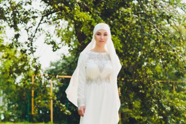 Güzel Orta Doğu Arap kız doğada mutlu zaman.