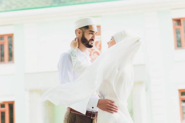 Ulusal düğün. Gelin ve damat. Evlilik töreni sırasında Müslüman bir çift. Müslüman evliliği.