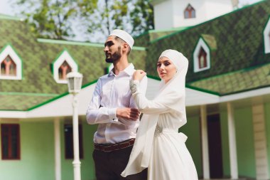 Ulusal düğün. Gelin ve damat. Evlilik töreni sırasında Müslüman bir çift. Müslüman evliliği.