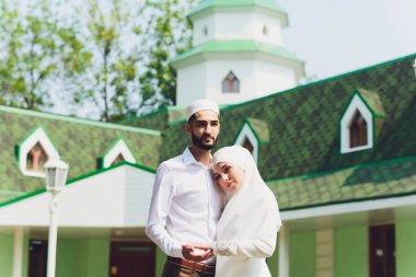 Ulusal düğün. Gelin ve damat. Evlilik töreni sırasında Müslüman bir çift. Müslüman evliliği.