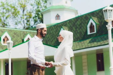 Ulusal düğün. Gelin ve damat. Evlilik töreni sırasında Müslüman bir çift. Müslüman evliliği.