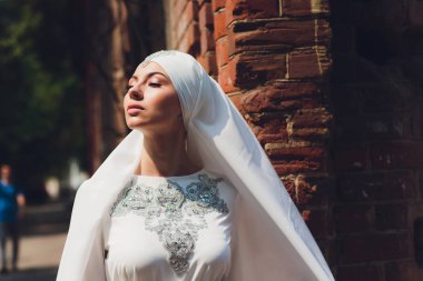 Güzel Orta Doğu Arap kız doğada mutlu zaman.