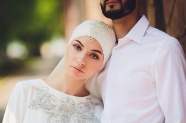 Ulusal düğün. Gelin ve damat. Evlilik töreni sırasında Müslüman bir çift. Müslüman evliliği.