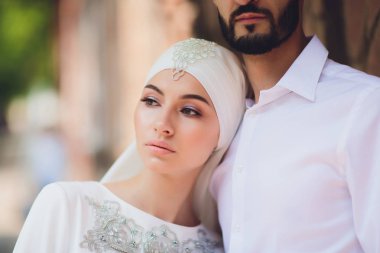 Ulusal düğün. Gelin ve damat. Evlilik töreni sırasında Müslüman bir çift. Müslüman evliliği.