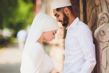 Ulusal düğün. Gelin ve damat. Evlilik töreni sırasında Müslüman bir çift. Müslüman evliliği.