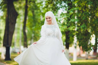 Güzel Orta Doğu Arap kız doğada mutlu zaman.