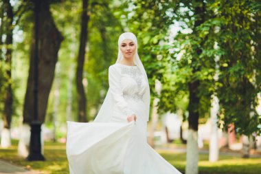 Güzel Orta Doğu Arap kız doğada mutlu zaman.