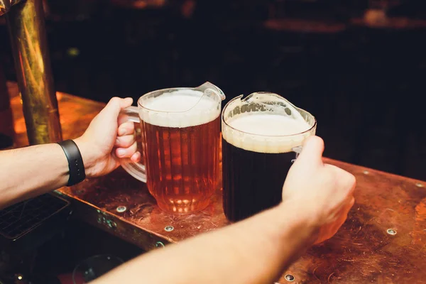 Close-up de mão barman na torneira de cerveja derramando uma cerveja lager calado . — Fotografia de Stock