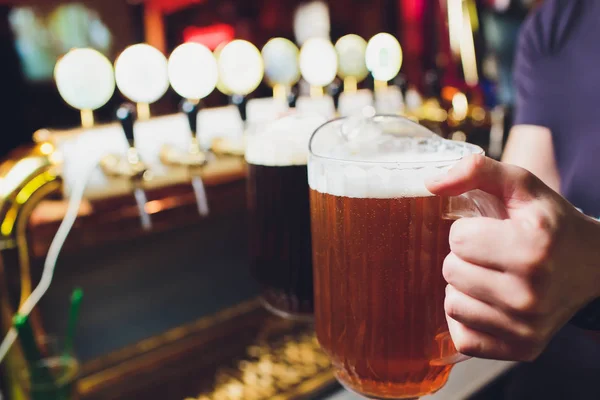Крупный план руки бармена у пивного крана, наливающего разливное пиво . — стоковое фото