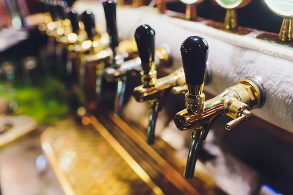 Közelíti meg a sör csapok a sorban. Fémberendezések bárokhoz és mini brewerys. A modern felszerelés fogalma. — Stock Fotó