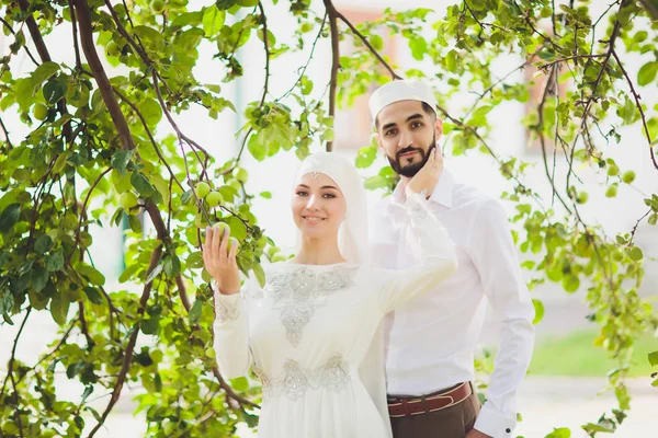 結婚式だ。花嫁と新郎。結婚式中に結婚式のイスラム教徒のカップル。イスラム教徒の結婚. — ストック写真