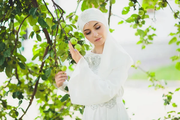 Menina árabe do Oriente Médio bonita ter tempo feliz na natureza . — Fotografia de Stock