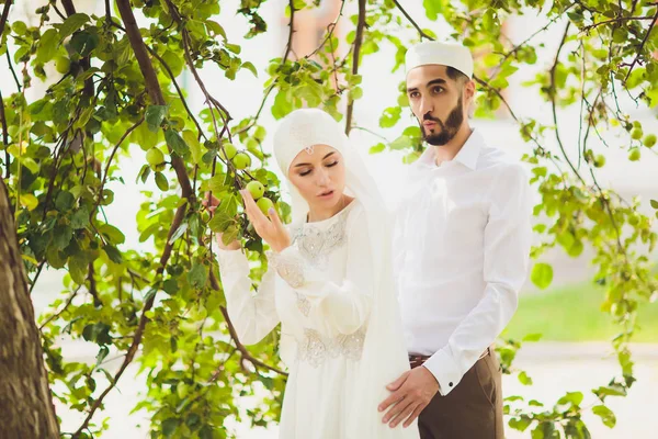 結婚式だ。花嫁と新郎。結婚式中に結婚式のイスラム教徒のカップル。イスラム教徒の結婚. — ストック写真