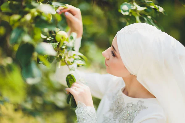 Hermosa chica árabe de Oriente Medio tener tiempo feliz en la naturaleza . —  Fotos de Stock