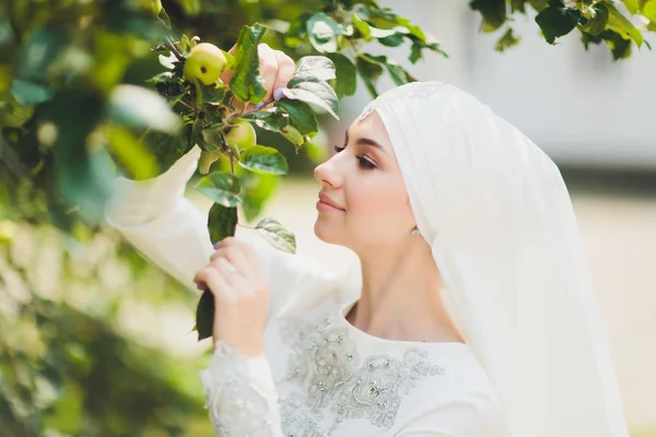 Hermosa chica árabe de Oriente Medio tener tiempo feliz en la naturaleza . —  Fotos de Stock