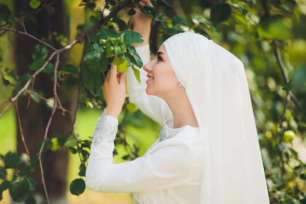 Güzel Orta Doğu Arap kız doğada mutlu zaman. — Stok fotoğraf