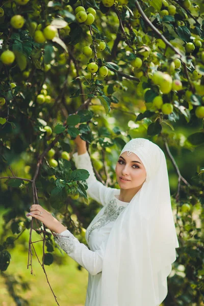 Menina árabe do Oriente Médio bonita ter tempo feliz na natureza . — Fotografia de Stock