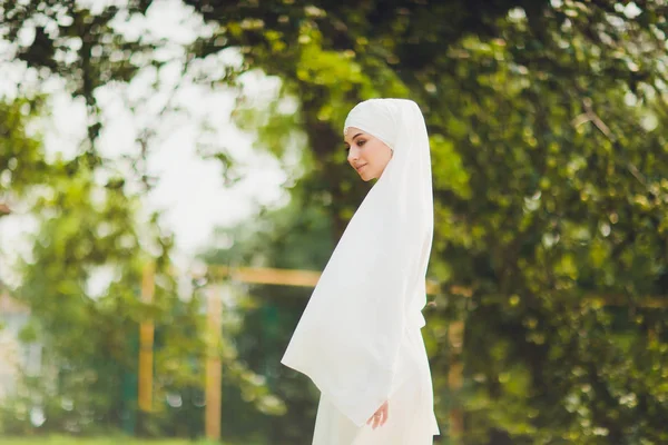 Mooi Midden-Oosters Arabisch meisje met gelukkige tijd in de natuur. — Stockfoto