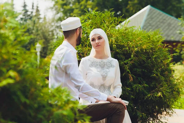 국가 결혼식. 신부와 신랑. 결혼식에서는 부부가 결혼 음악을 연주 한다. 이슬람교의 결혼. — 스톡 사진