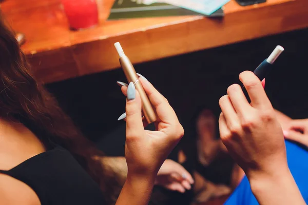 Calor-não-queimar a tecnologia do produto do tabaco. e-cigarro antes de fumar . — Fotografia de Stock