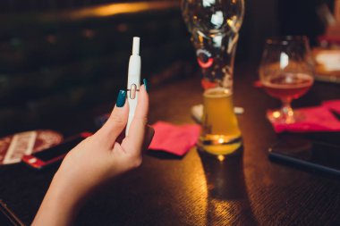 ısı-değil-tütün ürünü teknolojisi yakmak. Sigara içmeden önce elinde e-sigara tutan adam.