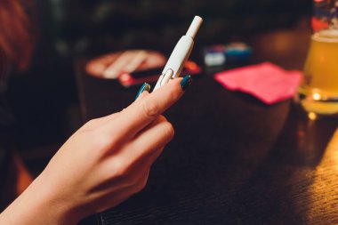 ısı-değil-tütün ürünü teknolojisi yakmak. Sigara içmeden önce elinde e-sigara tutan adam.